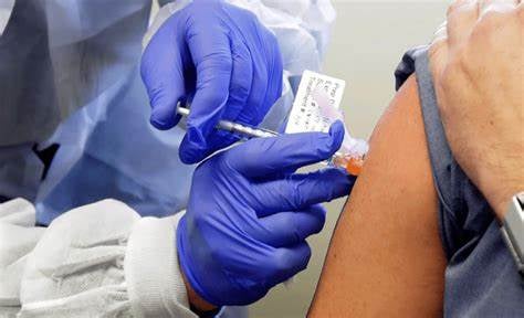 Austria multará con más de 80 mil pesos a los no vacunados a partir de febrero