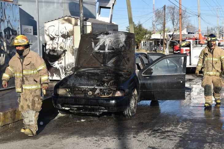 Automóvil termina consumido por el fuego al circular sobre el bulevar ejército mexicano de Monclova
