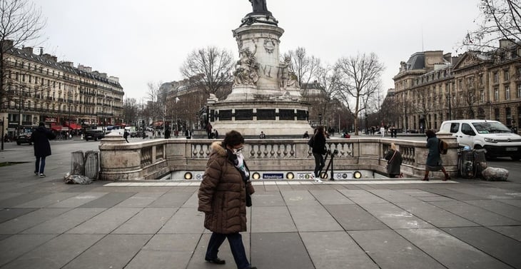 París restituye el uso obligatorio de cubrebocas en las calles