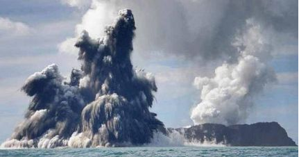 Las impactantes imágenes de la erupción del volcán submarino en Tonga y el posterior tsunami