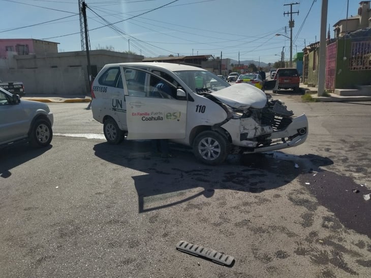 Mujer al volante se pasa señalamiento de alto y destroza vehículo donado por el DIF Frontera 
