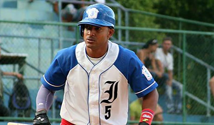 Un jugador de béisbol cubano abandona la isla para jugar en Italia