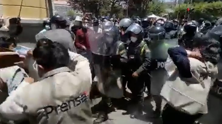 Fiscalía de Bolivia investiga agresiones de grupos antivacunas a periodistas
