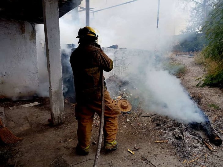 Taller mecánico de Monclova arde en llamas y moviliza unidades de bomberos 