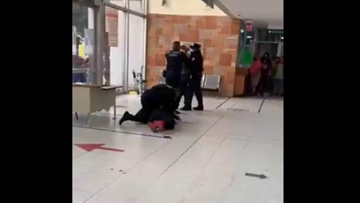 VIDEO: Policías golpean a paciente de hemodiálisis y a su padre en hospital de Jalisco