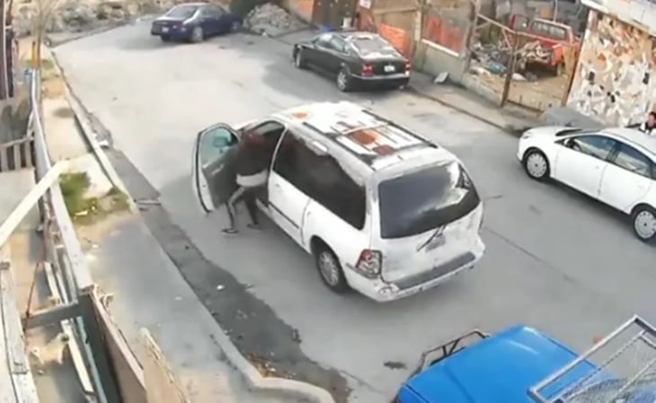 Mujer choca y se le va el carro con sus hijos adentro