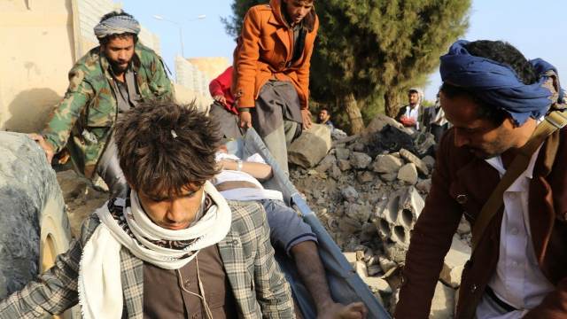 70 Mueren y  cientos de heridos tras bombardeo  en cárcel de Yemen