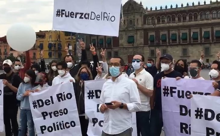 Familiares de Del Río Virgen se manifiestan en el Zócalo