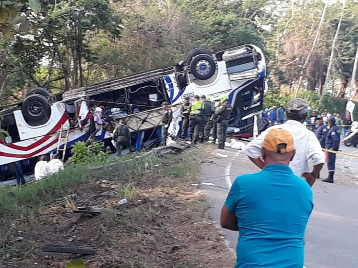 Dos muertos y ocho heridos al caer un autobús en un abismo en Nicaragua