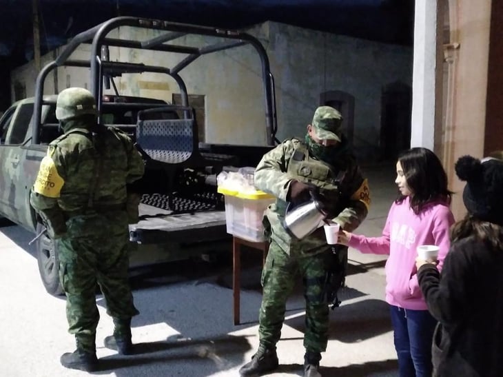 Militares reparten pan y café en las colonias más vulnerables de la Región Centro