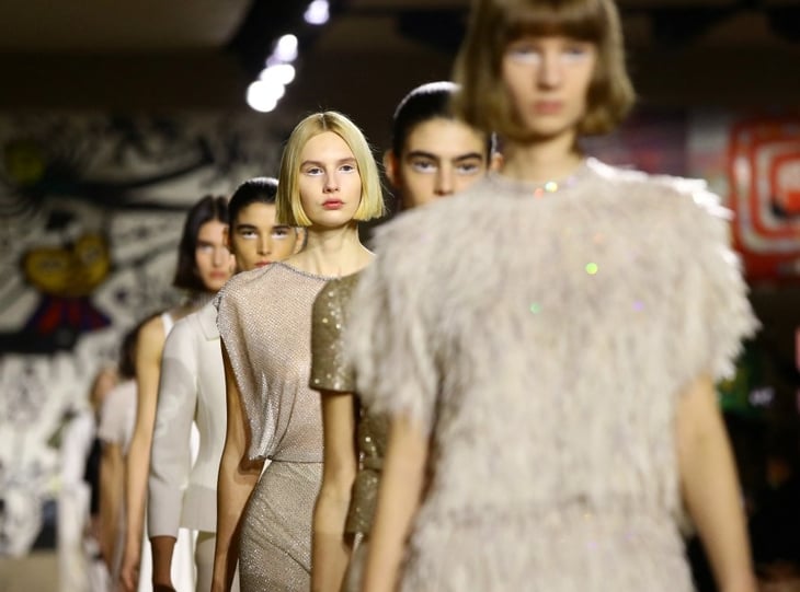 Dior presenta su colección en la pasarela de alta costura con bordados y armonía