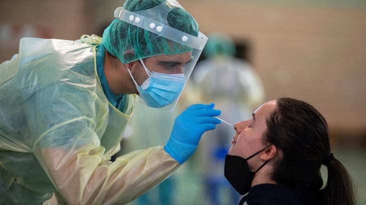 La sexta ola de coronavirus se suaviza en España, pero suma 215 muertos más