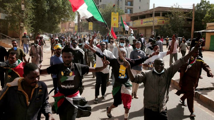 Represión de protestas contra golpe en Sudán deja otro muerto por un balazo