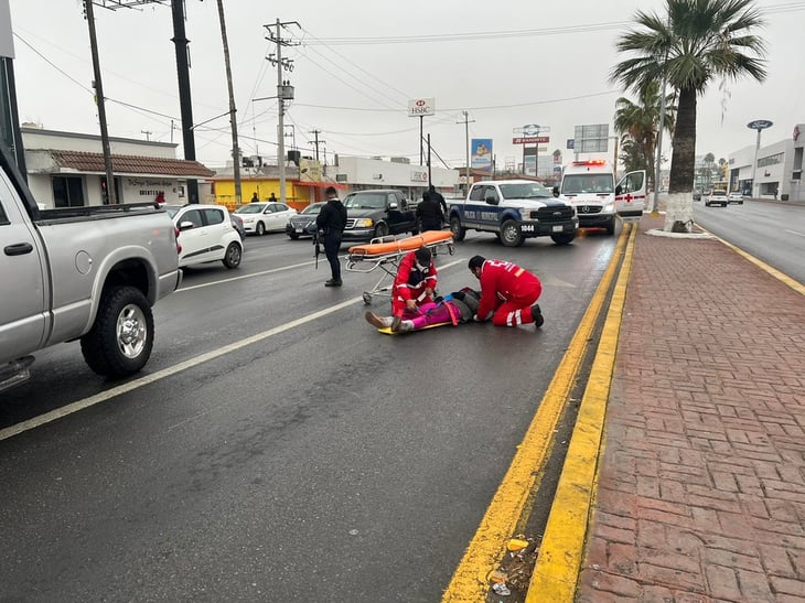 Mujer derrapa con su moto en pleno bulevar de Monclova y termina lesionada