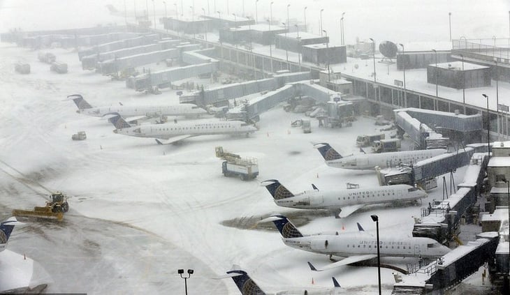 Cientos de vuelos cancelados por tormenta de nieve en costa noreste de EU