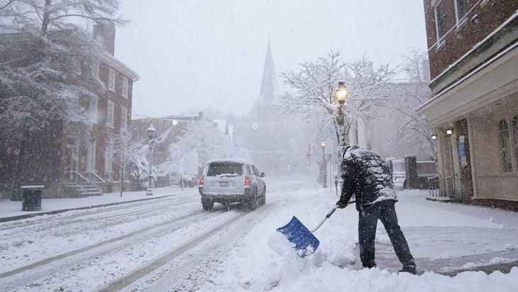 Miles de vuelos cancelados por tormenta de nieve que azota noreste de EU