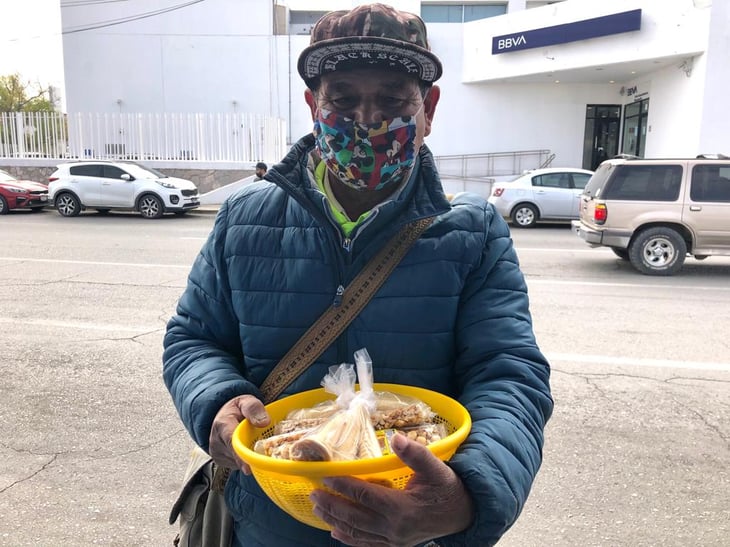 José Antonio sale a buscar el ‘pan de cada día’ vendiendo conos de leche con su receta especial en Monclova