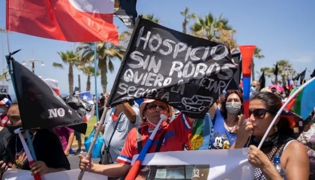 Centenares se manifiestan contra migración y delincuencia en norte de Chile