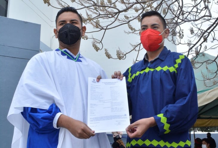 Dos chicos son la primera pareja gay rarámuri que se casa en norte de México