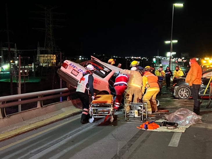 Taxi de Monclova casi cae del puente al ser impactado por auto que iba en contra 