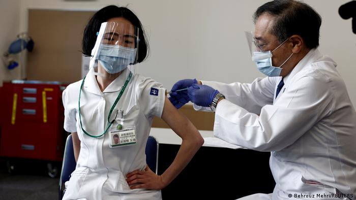 Japón reabre centros de vacunación masiva para acelerar campaña ante ómicron
