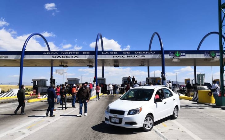 Maestros toman casetas para demandar pago de prestaciones en Hidalgo