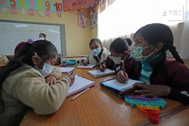 Desde casa o en las aulas, los escolares bolivianos vuelven a clases