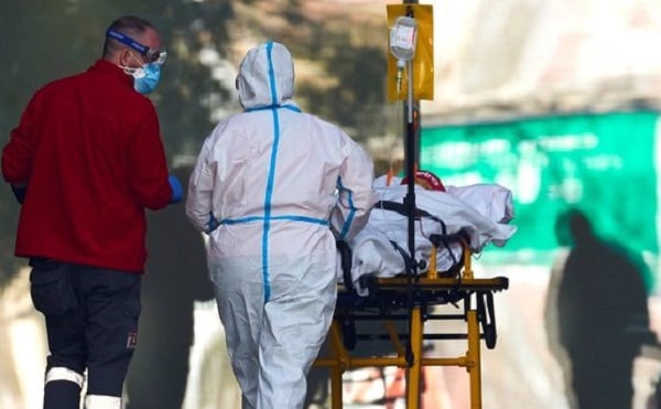 España suma 408 muertos más con la sexta ola de contagios en descenso