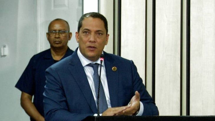 Sentencian a 8 años de prisión a exgobernador del Banco Central de Surinam