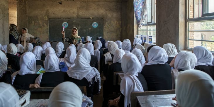 Talibanes reabren las universidades, mujeres estarán en horarios distintos a los hombres