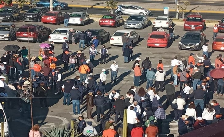 Maestros de Hidalgo realizan cierre de carreteras para exigir pago de sus prestaciones laborales