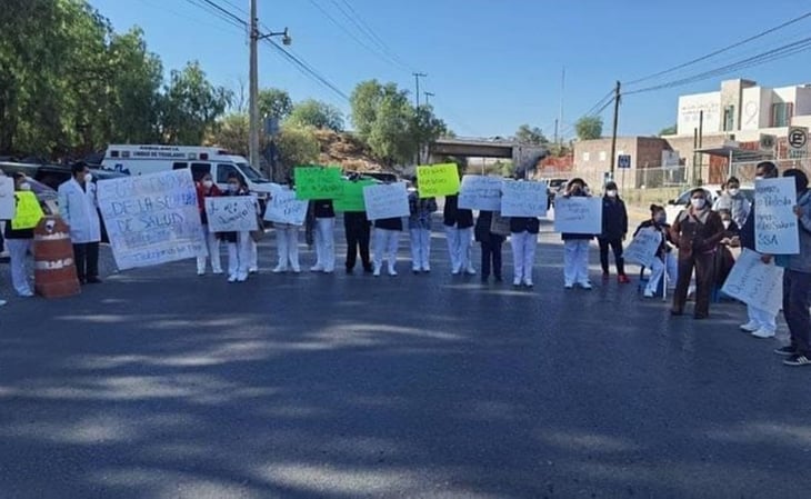 Trabajadores de Salud se manifiestan por falta de pago en Hidalgo