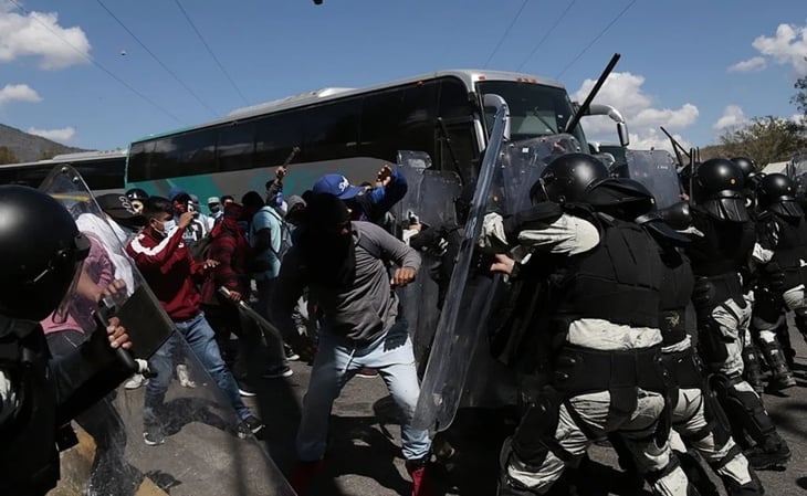 Estudiantes de Ayotzinapa chocan con Guardia Nacional de México en protesta
