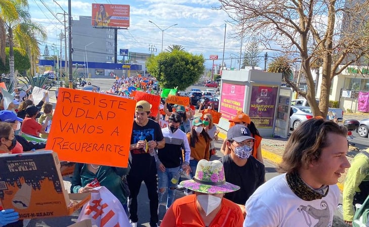 Marchan en Puebla en defensa de la UDLAP