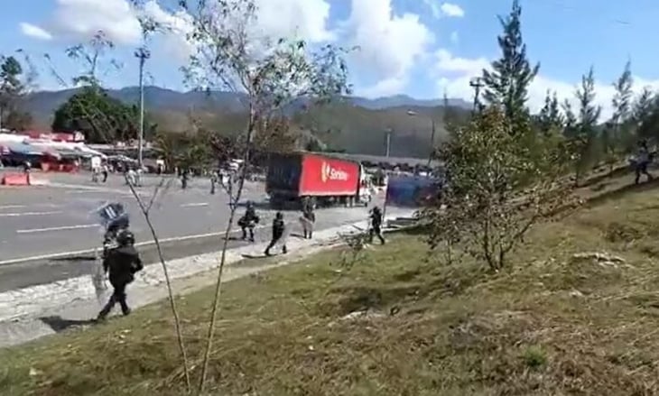 Normalistas lanzan tráiler sin frenos contra GN tras enfrentamiento