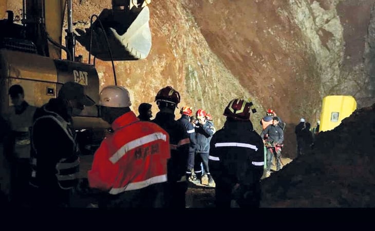Socorristas marroquíes entran a  túnel para rescatar al niño Rayan