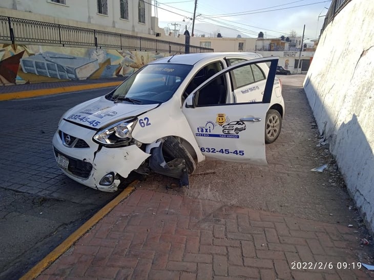 Taxi amigo termina destrozado frente a la logia en Monclova