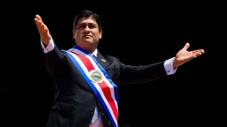 El presidente de Costa Rica vota y pide a la gente acudir a las urnas