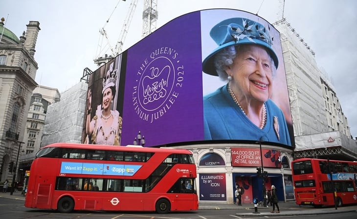 Isabel II cumple  70 años de reinado;  quiere que Camila sea 'reina consorte'