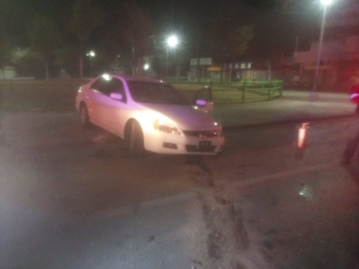 Joven conductor termina impactado contra el camellón en Monclova 