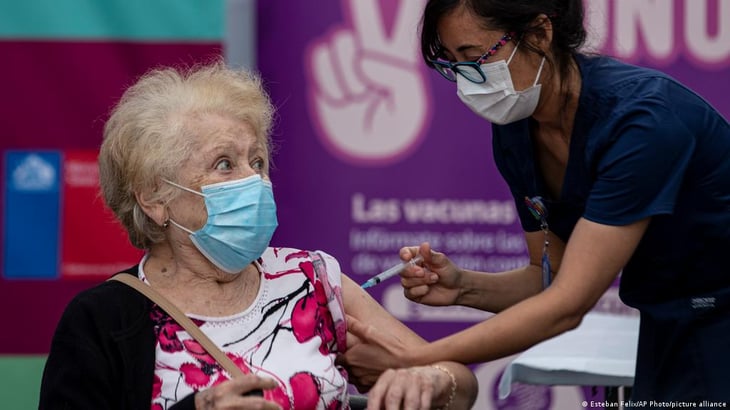 Chile inicia vacunación masiva con cuarta dosis con casos diarios disparados