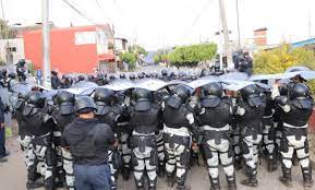 Policías y GN impiden bloqueos a vías de tren en Uruapan