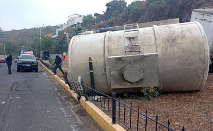 Vuelca pipa cargada de cemento en Atizapán