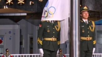 BEIJING 2022: Soldado Chino Vivió 'vergonzoso' momento con la bandera de los JJ.OO