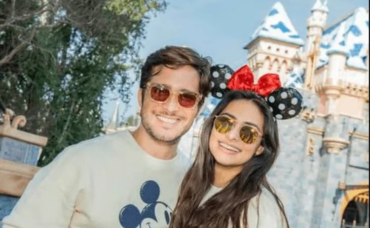 Diego Boneta y Renata Notni viven amoroso y mágico viaje a Disneyland