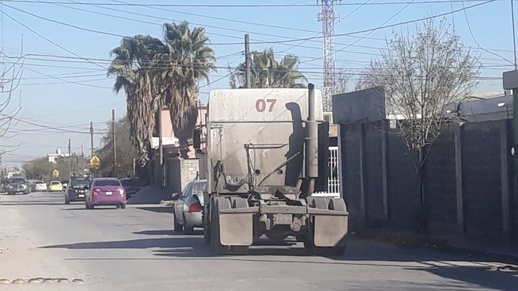 Tractor de tráiler se pasa alto y provoca accidente en Monclova  