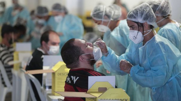 Expertos dicen que coyuntura actual con ómicron en Brasil puede frenar virus
