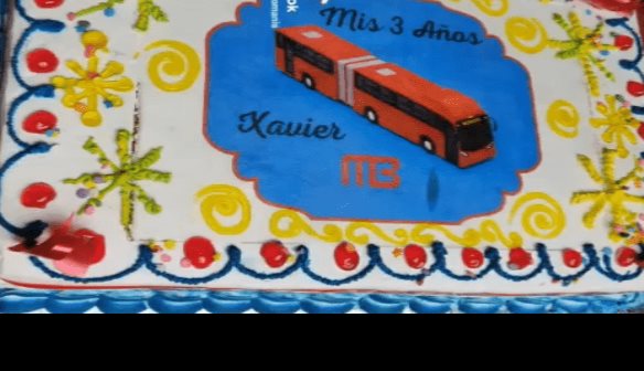 Niño celebra su cumpleaños 3 con temática del Metrobús