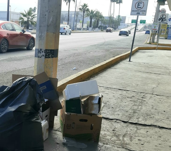 La basura es depositada sin bolsas en las banquetas del Bulevar Pape de Monclova ocasionando contaminación