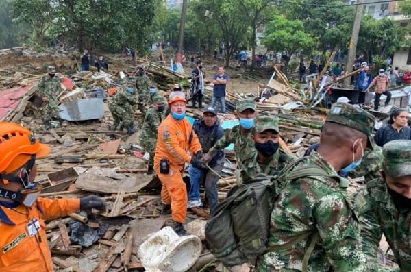 En Colombia suman 15 muertos y 35 heridos en deslave que sepultó varias casas 
